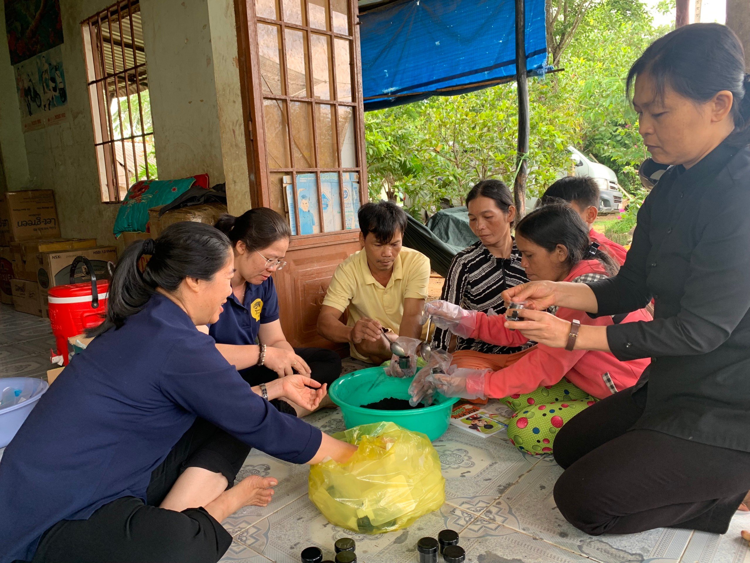 Những tia sáng từ màu than đen